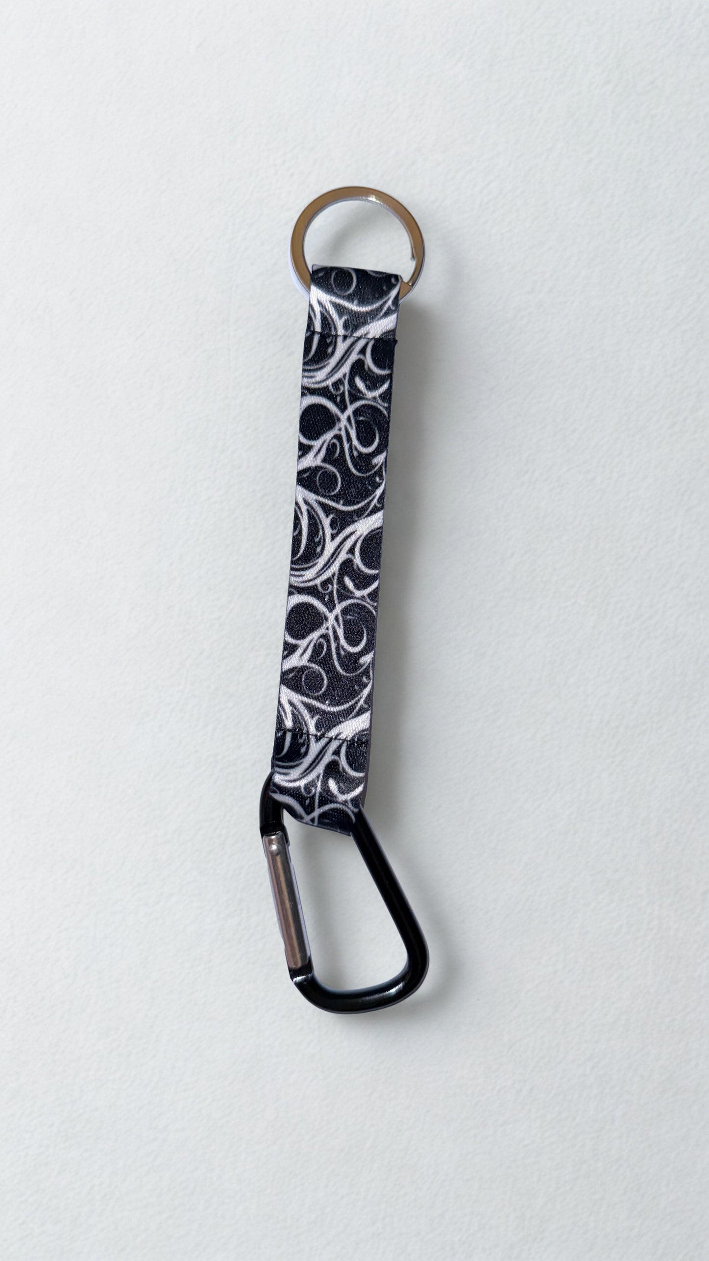 Colors of Life Mini Schlüsselanhänger Lanyard 20x270mm – Limited Drop / Black White Tribal Style.