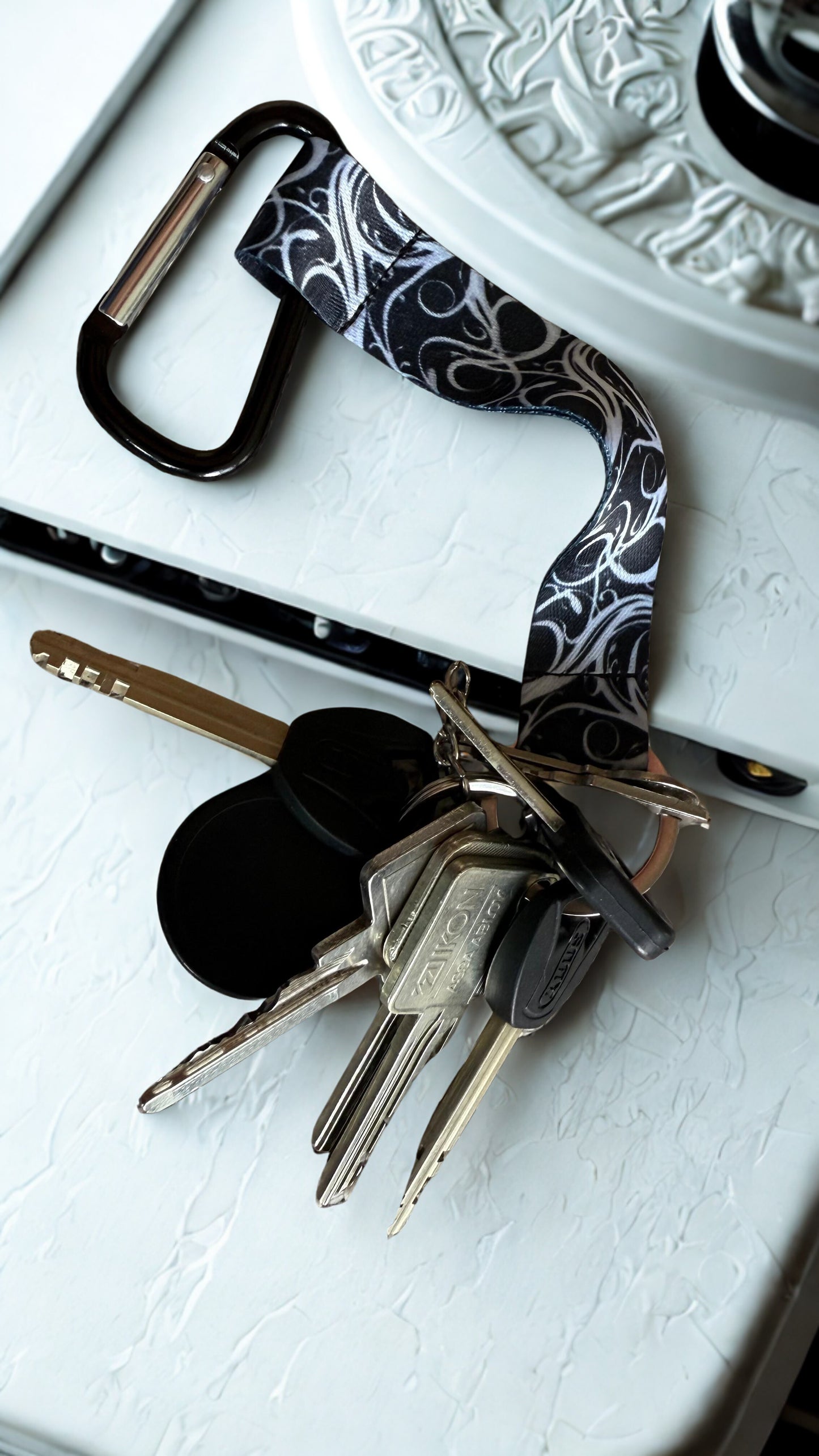 Colors of Life Mini Schlüsselanhänger Lanyard 20x270mm – Limited Drop / Black White Tribal Style.