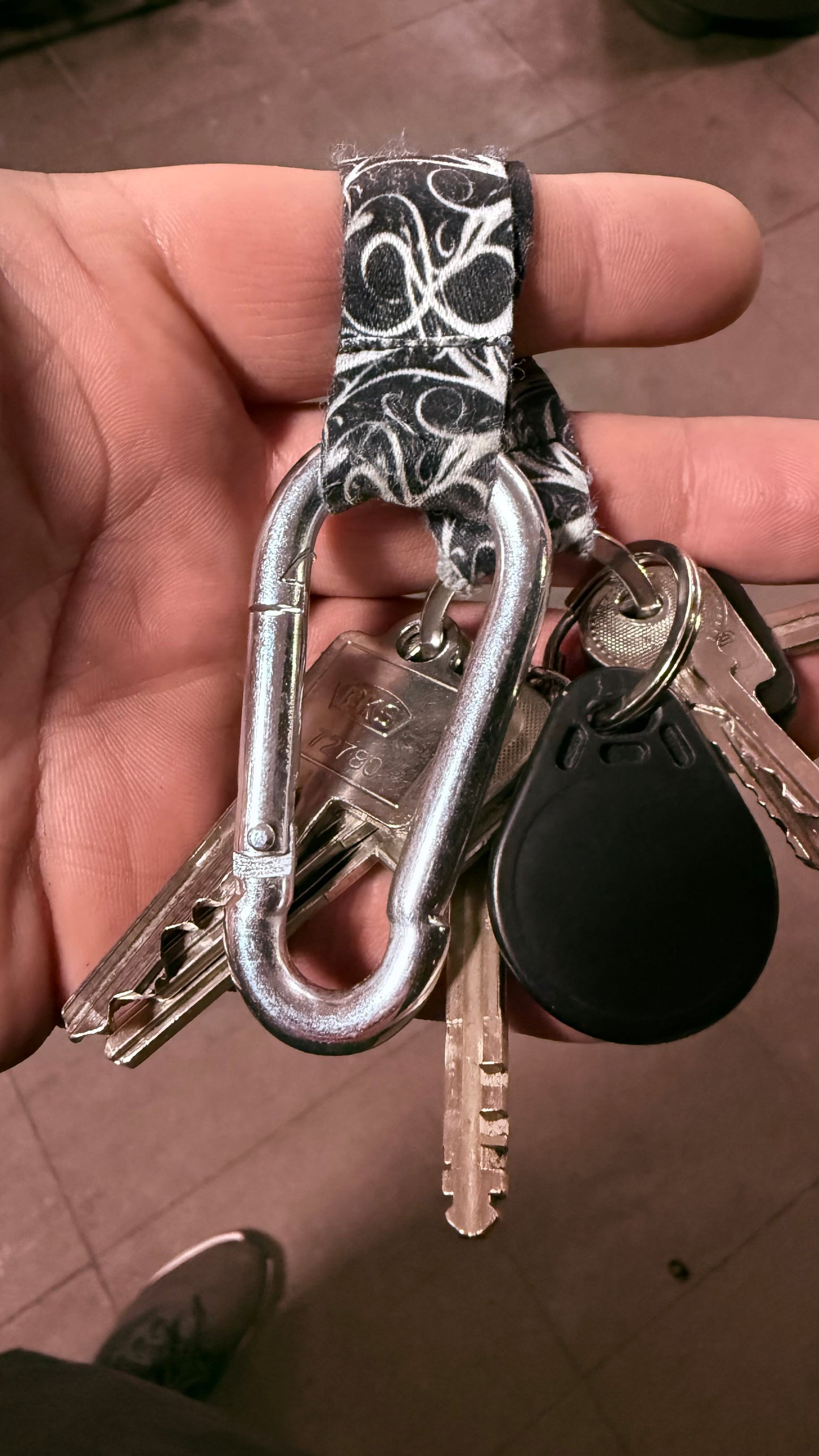 Colors of Life Mini Schlüsselanhänger Lanyard 20x270mm – Limited Drop / Black White Tribal Style.